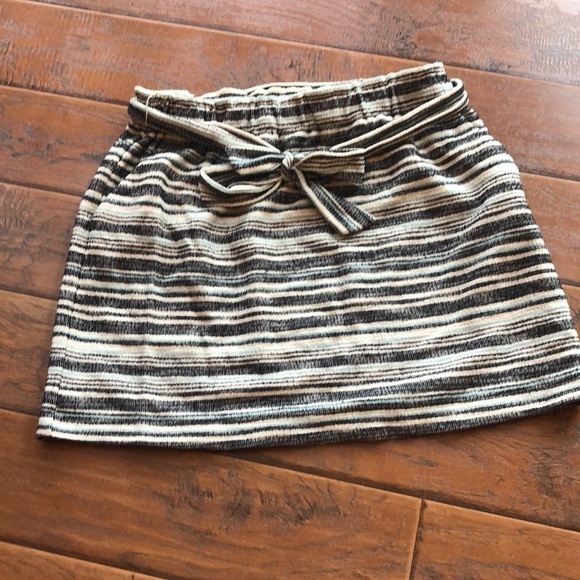 - Loft Skirt - Size Large - Picture 5 of 8